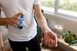 Leia mais sobre o artigo Como espantar moscas rápido e fácil: soluções instantâneas, naturais e eficientes para todos os ambientes