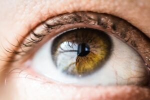 Leia mais sobre o artigo O que provoca pterígio no olho? Conheça as causas, sintomas e formas de prevenção dessa condição ocular silenciosa