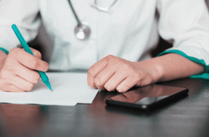 Leia mais sobre o artigo Como funciona o atestado médico para quem trabalha à noite?