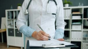 Read more about the article O patrão pode recusar o atestado médico? Descubra o que diz a lei
